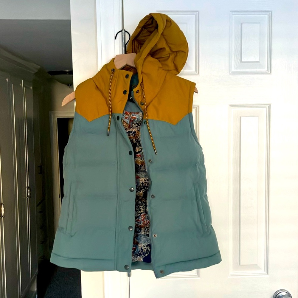 Like new limited edition Patagonia women’s puffy vest with hood